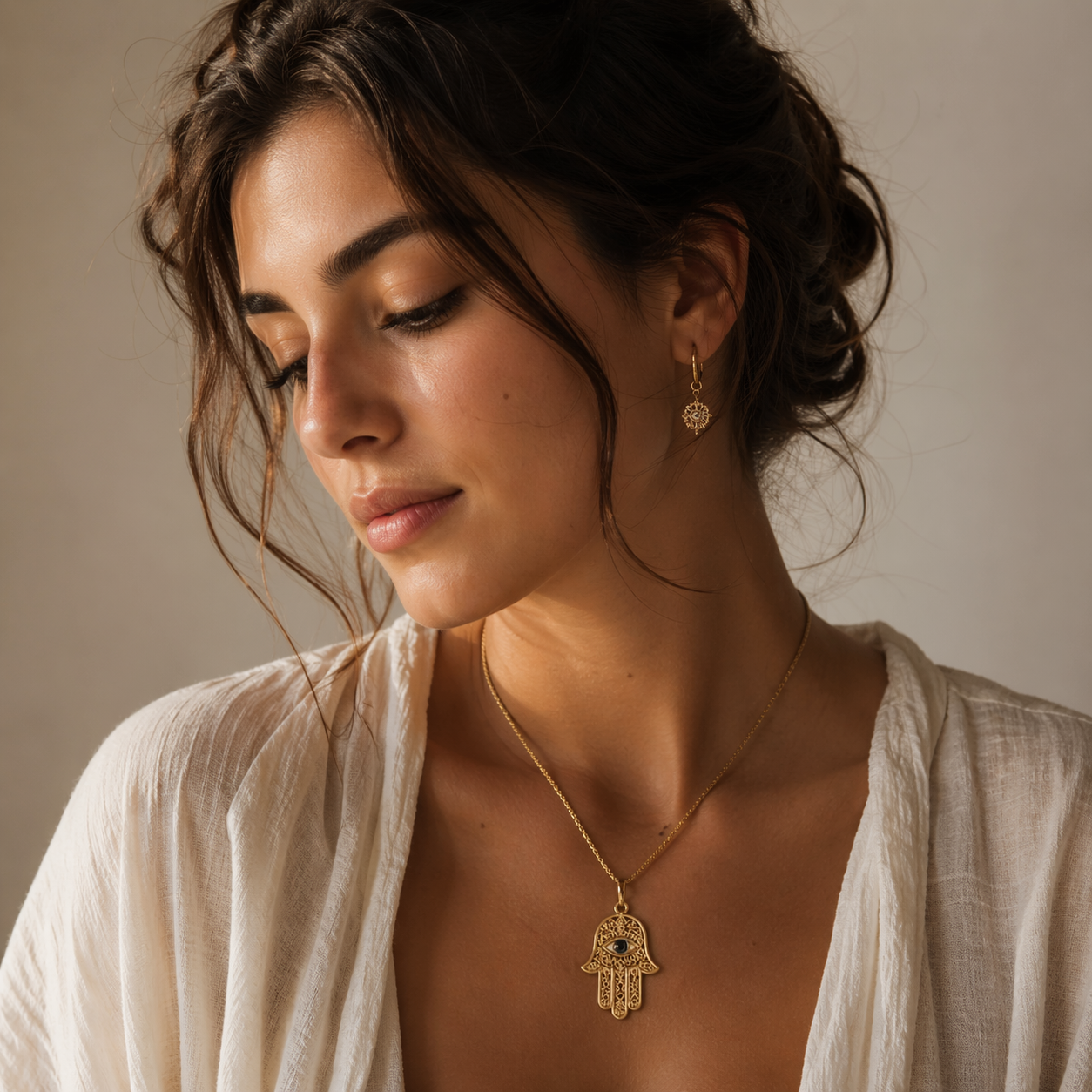 Pessoa usando amuleto espiritual hamsá